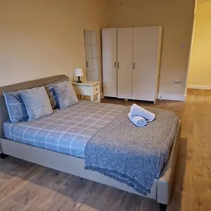 Affordable In Shared Flat, Bridge Privatunterkunft London